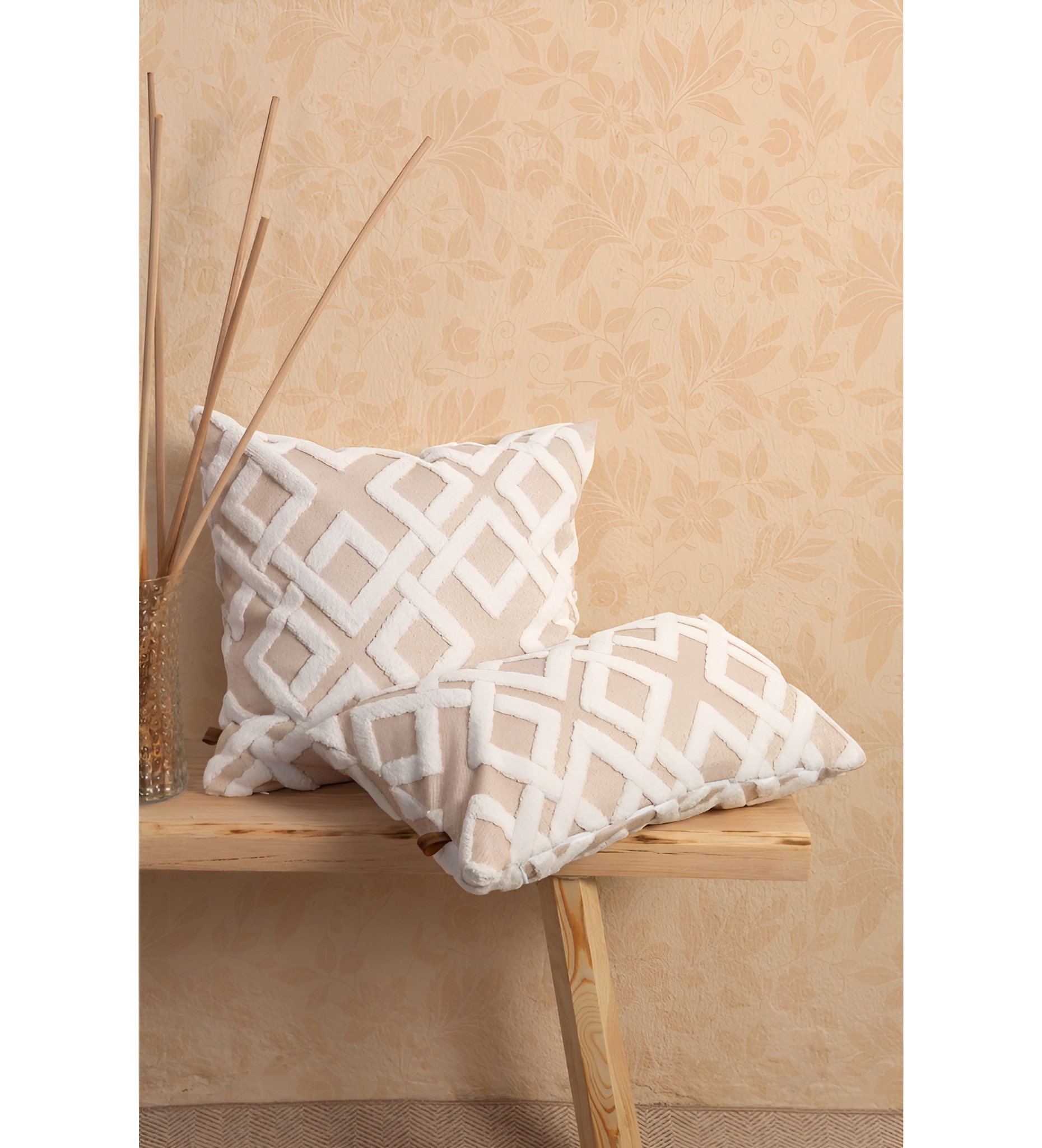 Ukrasni jastuk žakard Mila bež 43x43 cm tufted efekat OEKO-TEX sertifikat skriveni rajsferšlus – trendova.rs